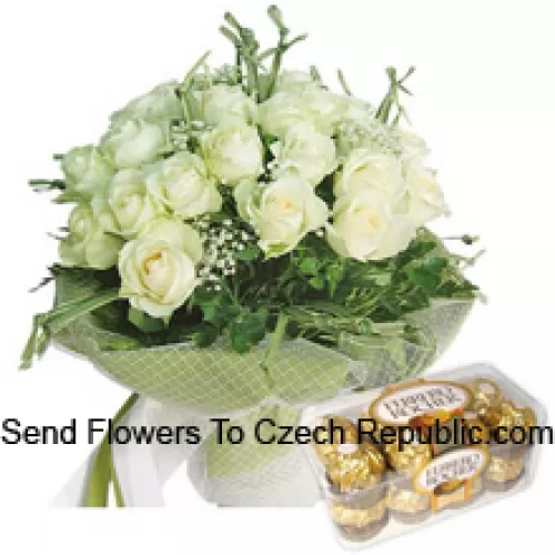 Bouquet de 19 roses blanches avec des garnitures saisonnières accompagné de 16 délicieux Ferrero Rochers