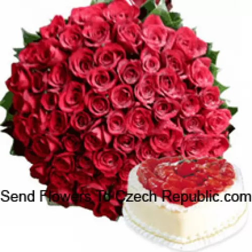 Bouquet de 101 roses rouges avec des garnitures de saison accompagné d'un gâteau à la vanille en forme de cœur de 1 kg
