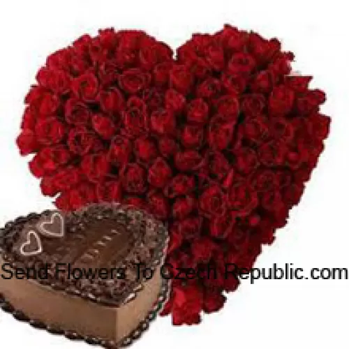 Arrangement en forme de cœur de 101 roses rouges avec un gâteau au chocolat en forme de cœur de 1 kg