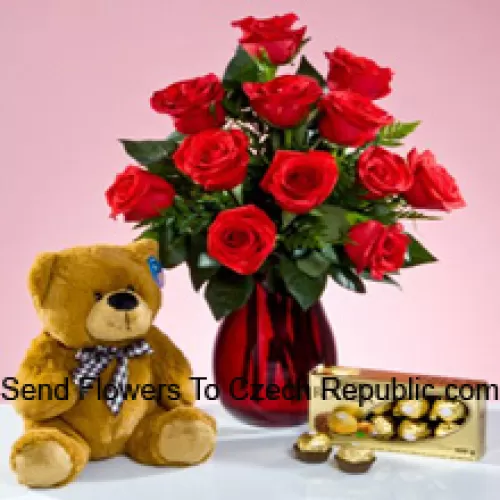 11 roses rouges avec quelques fougères dans un vase en verre, un mignon ours en peluche brun de 12 pouces de hauteur et une boîte de 16 chocolats Ferrero Rocher