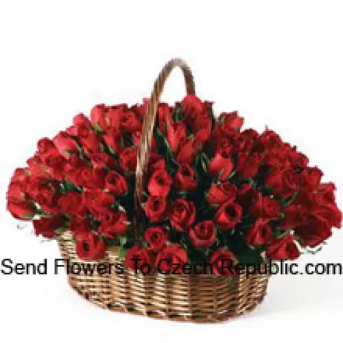 Un magnifique arrangement de 101 roses rouges avec des remplisseurs saisonniers