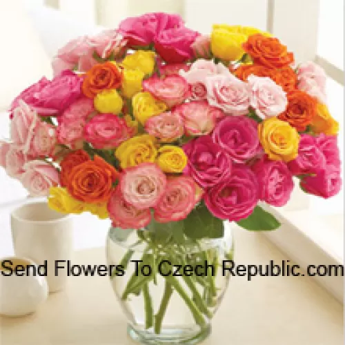 51 roses de couleurs mélangées disposées magnifiquement dans un vase en verre
