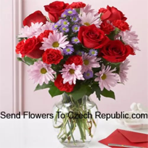 Roses rouges, œillets rouges et gerberas roses avec des remplissages saisonniers dans un vase en verre - 25 tiges et remplissages
