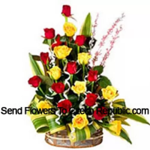 Panier de 11 roses jaunes et 12 roses rouges avec des remplisseurs saisonniers