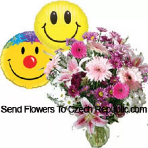 Fleurs assorties dans un vase avec des ballons souriants