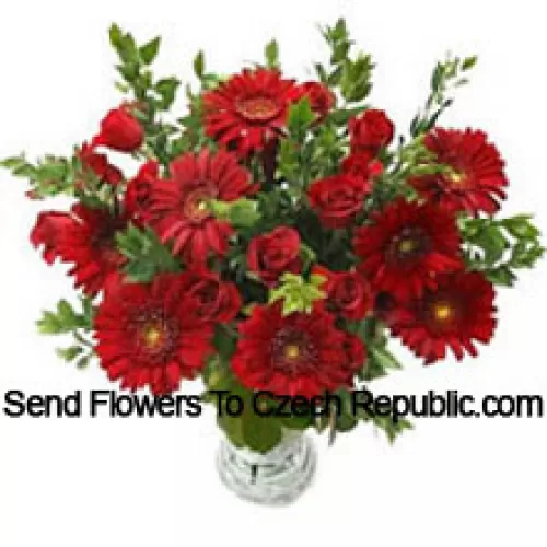 Gerbéras, roses et remplissages dans un vase