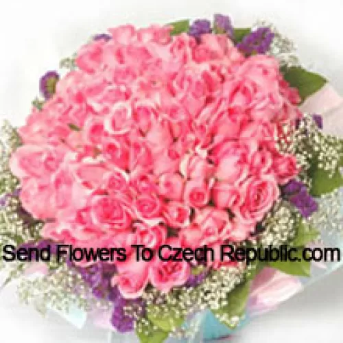 Bouquet de 101 roses roses avec des remplissages saisonniers