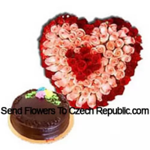 Arrangement en forme de cœur de 151 roses (rouges et roses) accompagné d'un délicieux gâteau au chocolat truffé de 1 kg