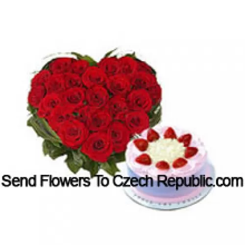 Arrangement en forme de cœur de 41 roses rouges avec un gâteau aux fraises de 1/2 kg