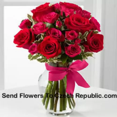 19 Roses Rouges avec des Remplissages Saisonniers dans un Vase en Verre Décoré d'un Noeud Rose