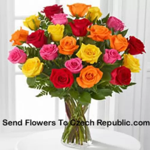 25 Roses de Couleurs Mélangées avec des Remplissages de Saison dans un Vase en Verre